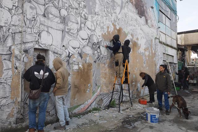 Bologna come Berlino, Blu cancella i suoi murales