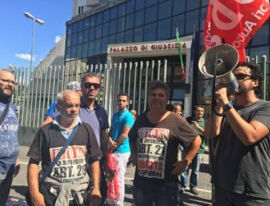 La protesta dei licenziati Fiat/Fca davanti al Palazzo di giustizia di Napoli