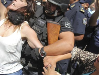 La deputata argentina Mayra Mendoza attaccata dalla polizia