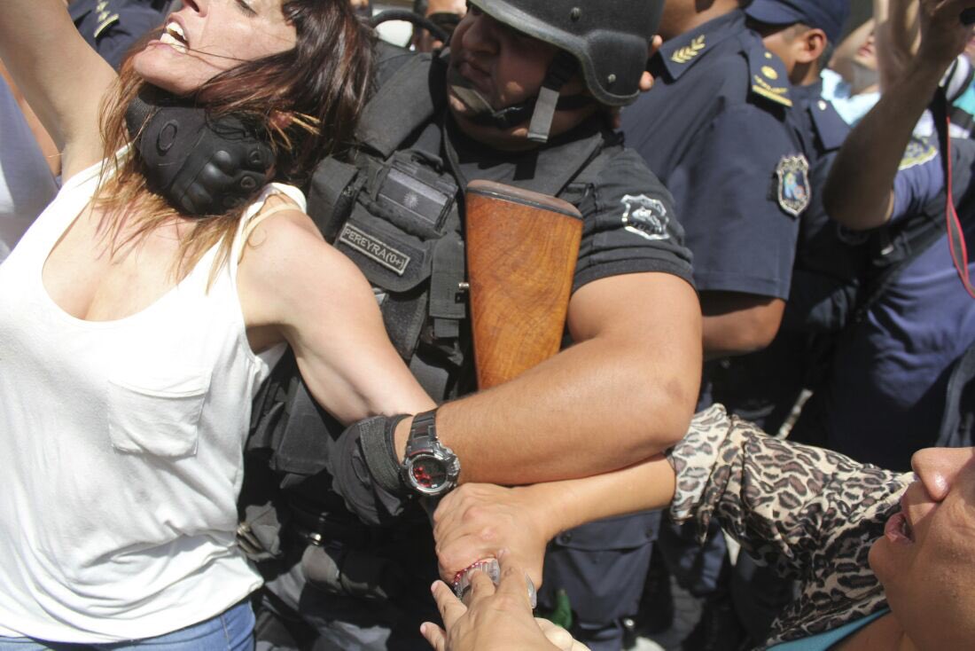 La deputata argentina Mayra Mendoza attaccata dalla polizia
