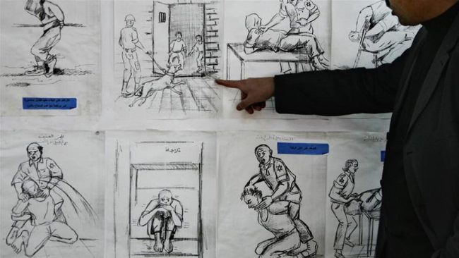 Fra i metodi di tortura, viene riportato, figurano colpi al viso e l’obbligo per un individuo ammanettato di inginocchiarsi contro un muro per lunghi periodi. (Foto: Abid Katib/Getty Images)