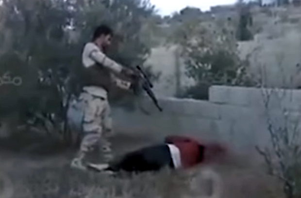 Un'immagine estratta dal video che mostra l’esecuzione di tre persone in Sinai