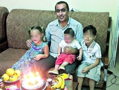 Il dottor Mohanad Jammo insieme ai suoi tre figli: i due maschietti sono morti in mare