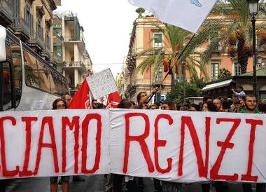 Un momento della contestazione nei confronti del Premier Matteo Renzi all'esterno di Villa Bellini, Catania, 11 Settembre 2016. ANSA/ SCARDINO