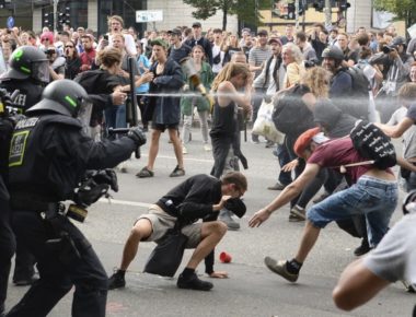 Il G20 di Amburgo, la polizia spara peperoncino sui manifestanti ©LaPresse