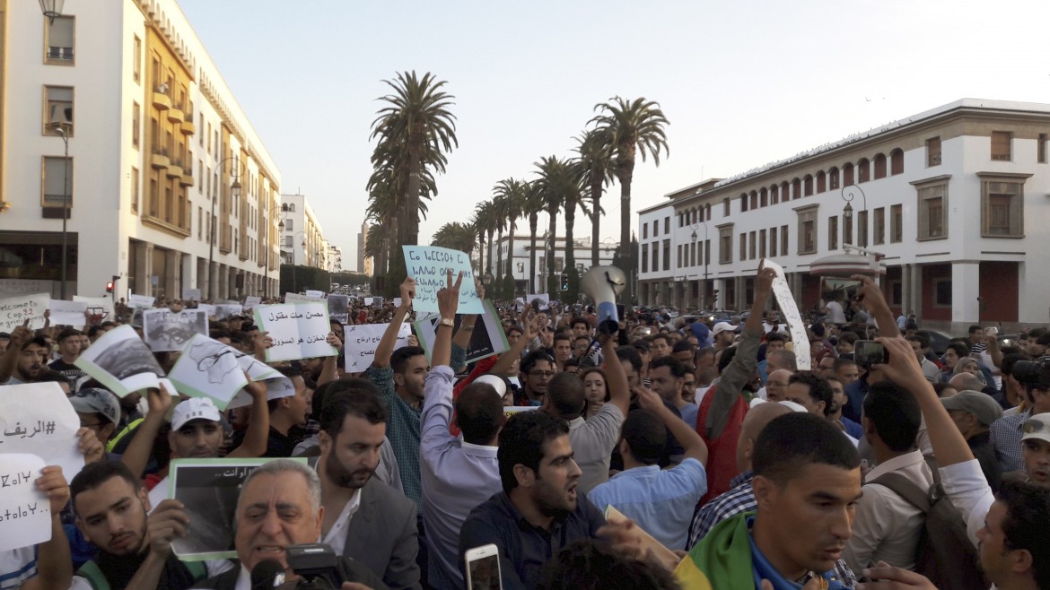 Manifestazione a Rabat dopo la morte a Hoceima, nel Rif, del venditore di pesce Mouhcine Fikri © Efe