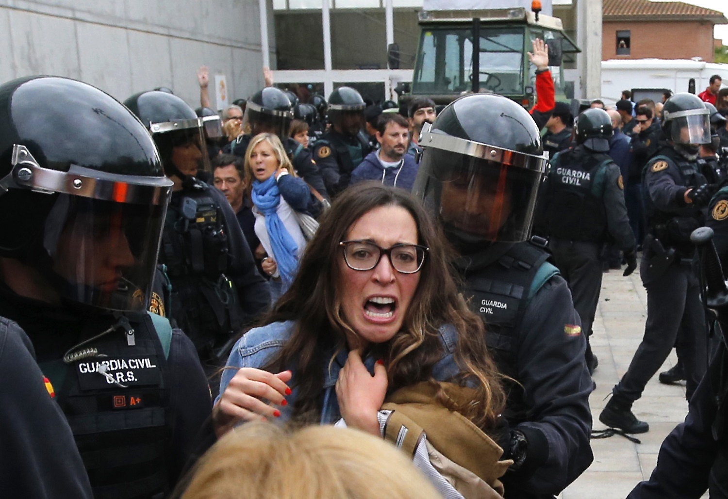 People clash with Spanish Guardia Civil guards outside a polling station in Sant Julia de Ramis, where Catalan president was supposed to vote, on October 1, 2017, on the day of a referendum on independence for Catalonia banned by Madrid.

More than 5.3 million Catalans are called today to vote in a referendum on independence, surrounded by uncertainty over the intention of Spanish institutions to prevent this plebiscite banned by justice.
 / AFP PHOTO / Raymond ROIG