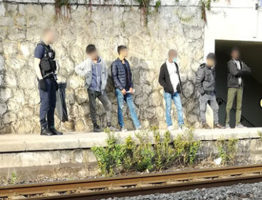 La foto qui sopra cattura uno dei quotidiani episodi di  respingimento di ragazzi giovanissimi – i quali si dichiarano minori – alla stazione di Menton Garavan.