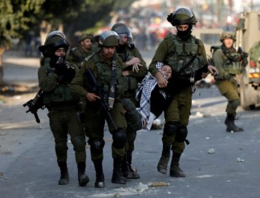 Nablus, Cisgiordania, soldati israeliani catturano un giovane manifestante palestinese © Reuters/Mohamad Torokman