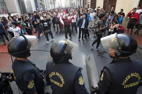 epa06405794 Riot police officers block the passage of protesters during a demonstration against the pardon to ex-president Alberto Fujimori, in Lima, Peru, 25 December 2017. Thousands of people demonstrated in the main cities of Peru against a medical pardon granted by Peruvian President Pedro Pablo Kuczynski to jailed former president Alberto Fujimori, who was serving a 25-year prison sentence for human rights abuses.  EPA/EDUARDO CAVERO