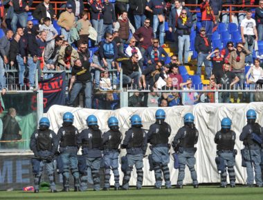 Forze dell'ordine in campo mentre infuria la protesta dei tifosi del Genoa, in una immagine del 22 aprile 2012, allo stadio Luigi Ferraris di Genova durante Genoa-Siena.
ANSA/LUCA ZENNARO