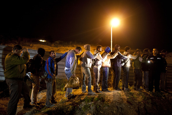 Lavoratori palestinesi illegali fermati dai soldati israeliani (Foto: Uriel Sinai/Getty Images Europe)