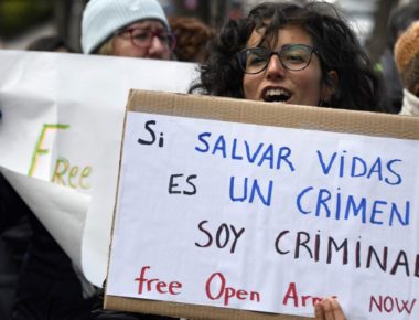 la protesta a Madrid contro il sequestro della nave Open Arms © Afp