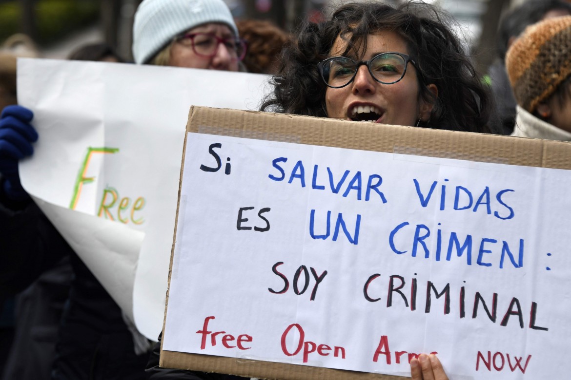 la protesta a Madrid contro il sequestro della nave Open Arms © Afp