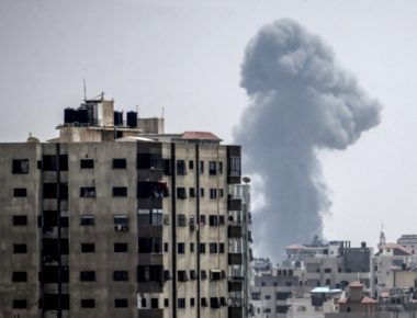 Un bombardamento aereo israeliano su Gaza City, la più pesante offensiva dell’aviazione dal 2014© Afp