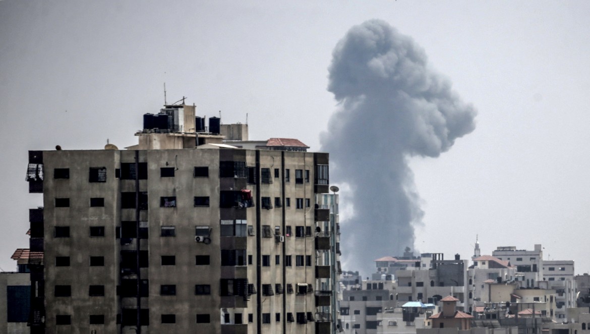 Un bombardamento aereo israeliano su Gaza City, la più pesante offensiva dell’aviazione dal 2014© Afp