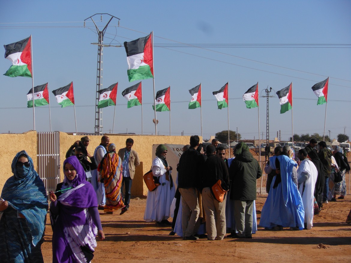 Bandiere saharawi nel Sahara occidentale© Gilberto Mastromatteo