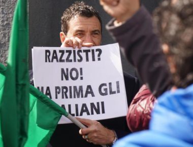 Presidio in Piazza Garibaldi a Napoli di Noi con Salvini, 5 marzo 2016. ANSA/CESARE ABBATE