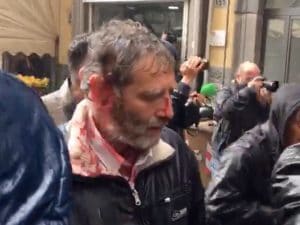 Napoli manifestante-ferito-teatro-sannazaro-300x225