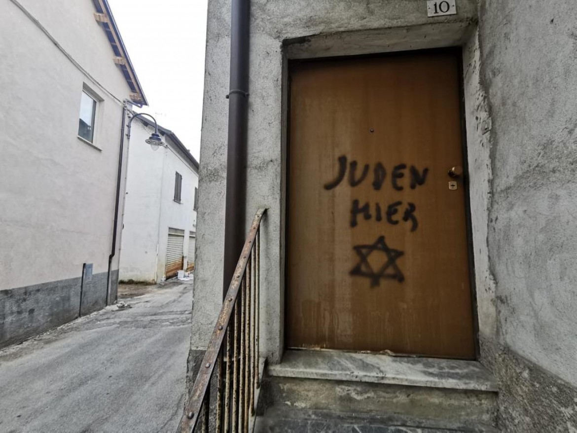 La scritta «Juden hier», «qui ci sono ebrei», come accadeva nelle città tedesche durante il nazismo, a Mondovì 
© Ansa