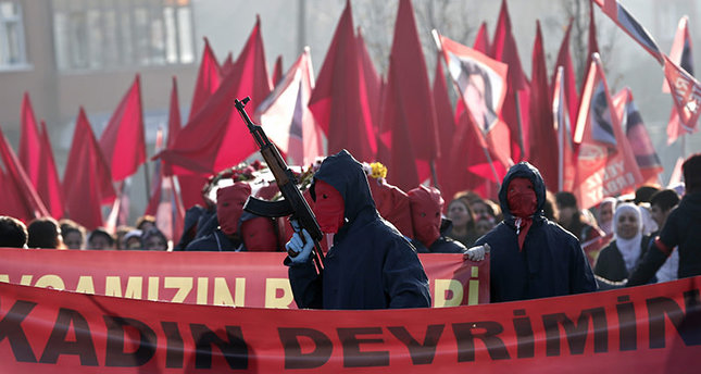 epa05079526 A masked member of an ultra leftist group brandishes an automatic weapon during the funeral of Yeliz Erbay and Sirin Oter, members of an ultra leftist party, killed by Turkish police in an anti-terror operation, in Istanbul, Turkey, 23 December 2015. According to local reports two members of the leftist group were killed and four police officers wounded, in an anti terror operation linked to a roadside bomb attack in Istanbul.  EPA/SEDAT SUNA