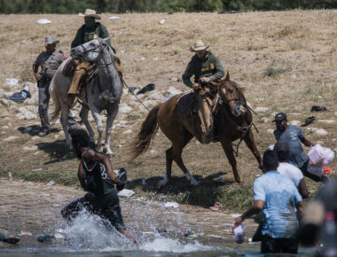 Un frame del video che documenta il respingimento violento dei migranti haitiani sul Rio Grande 
© Ap