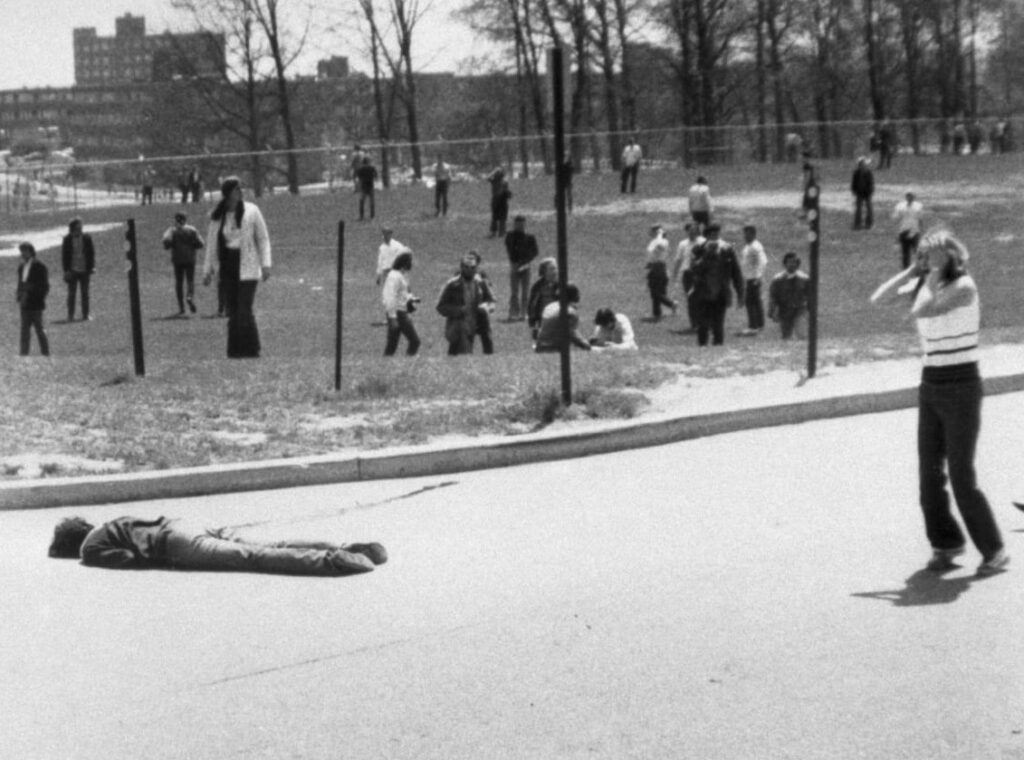 Strage nel campus della Kent University dell’Ohio, 1970, durante una protesta contro la guerra in Vietnam
