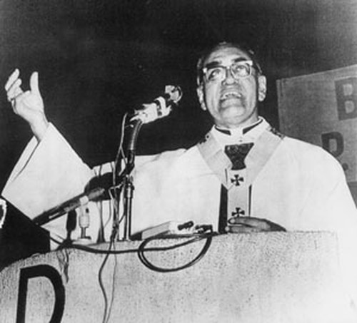SHM09 WASHINGTON (DC, EEUU) 23/03/05 .- (ARCHIVO) Fotografía del 14 de mayo 1979 del Arzobispo Óscar Arnulfo Romero, en una misa ante 2.500 personas realizada en San Salvador, El Salvador. Líderes y organizaciones de la diáspora salvadoreña en Estados Unidos, conmemorarán a partir de mañana, jueves, el "martirio" de monseñor Óscar Arnulfo Romero, por considerar que 25 años después de su asesinato, sigue siendo un "ejemplo a seguir" para los inmigrantes. EFE/ARCHIVO