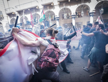 Doppia carica della polizia durante il corteo del primo maggio per la festa dei lavoratori per le strade del centro, Torino, 01 maggio 2022. 
ANSA/TINO ROMANO