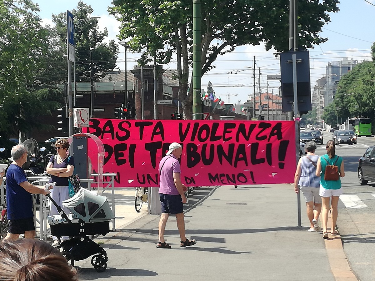 Torino Presidio_femminista_sotto_il_Tribunale