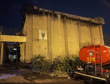 TOPSHOT - This image obtained from the Iranian news agency IRNA on October 16, 2022, shows a fire truck in front of the Evin prison, in the northwest of the Iranian capital Tehran. - Prisoners' lives are at grave risk inside Evin prison in Tehran, rights groups warned today, after a fire erupted at the notorious jail in the fifth week of the wave of protests sparked by the death of Mahsa Amini.Gunshots and explosions were heard during Saturday night's blaze from inside the vast complex in northern Tehran, which was seen illuminated by flames and smothered by smoke in video footage posted on social media channels. (Photo by AFP)
