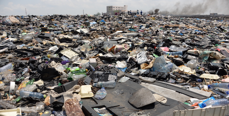 12 June 2018, Ghana, Accra: In the open space behind the scrap yard of Agbogbloshie, household waste was apparently dumped for years. This is where many of the recyclers go, for example to burn cables and extract the metal from them. (to dpa-Story: "dpa-Story - Unser Elektroschrott in Ghana" from 27.09.2018) Photo: Gioia Forster/dpa