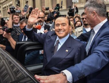 Milan (Italy), 25/09/2022.- Former Italian Prime Minister and leader of Italian party 'Forza Italia' (FI), Silvio Berlusconi, leaves after voting in the Italian general election at a polling station in Milan, Italy, 25 September 2022. Italians head to polls as Italy holds a snap general election on 25 September following Mario Draghi'Äôs resignation in July. Final results are expected to be announced on 26 September. (Italia) EFE/EPA/MATTEO CORNER