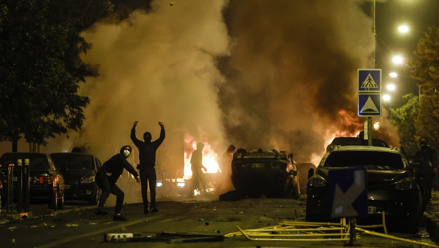 epaselect epa10716134 Protesters clash with riot police in Nanterre, near Paris, France, 29 June 2023. Violence broke out after police fatally shot a 17-year-old during a traffic stop in Nanterre on 27 June 2023. According to the French interior minister, 31 people were arrested with 2,000 officers being deployed to prevent further violence.  EPA/YOAN VALAT (MaxPPP TagID: epalivesix910951.jpg) [Photo via MaxPPP]