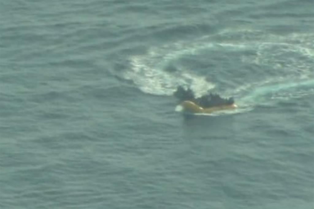 Il momento dell'impatto tra la motovedetta e il gommone - frame del video di Sea-Watch