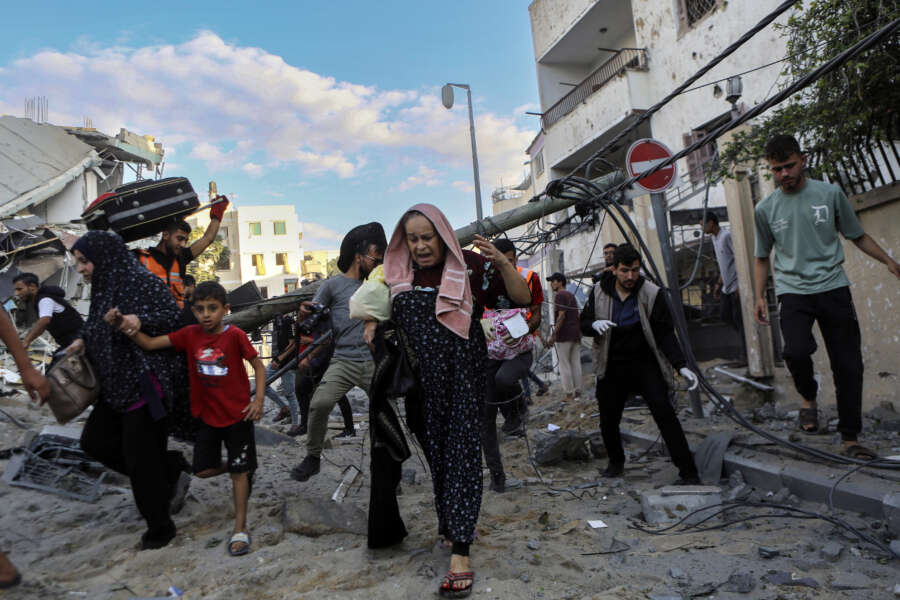 Palestinian families rush out of their homes after Israeli airstrikes targeting their neighbourhood in Gaza City, central Gaza Strip, Tuesday, Oct. 17, 2023. (AP Photo/Abed Khaled)


Associated Press/LaPresse
Only Italy and Spain