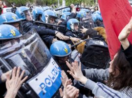 Scontri con la polizia alla manifestazione degli studenti pro Palestina fuori dellíuniversit‡ la Sapienza, Roma, 16 aprile 2024.
ANSA/MASSIMO PERCOSSI