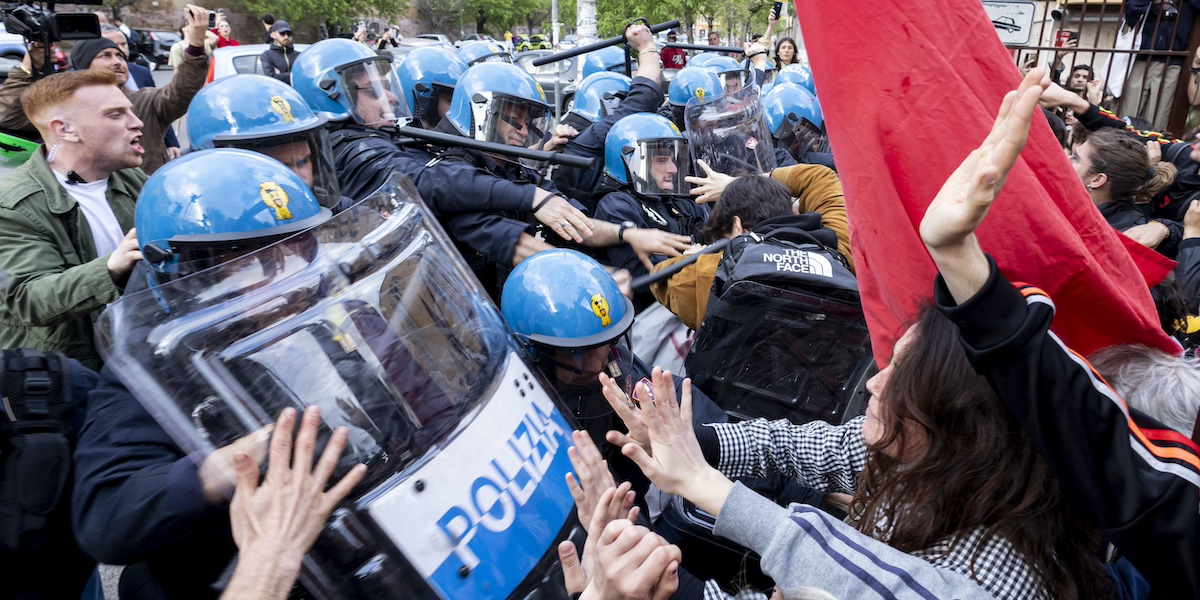 Scontri con la polizia alla manifestazione degli studenti pro Palestina fuori dellíuniversit‡ la Sapienza, Roma, 16 aprile 2024.
ANSA/MASSIMO PERCOSSI