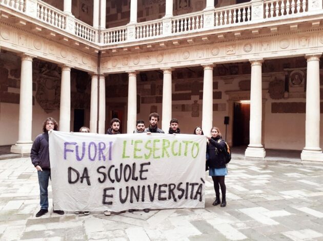 Foto: dalla pagina facebook de “La scuola va alla guerra” – Contestazione di studenti dell’Università di Padova (novembre 2019)