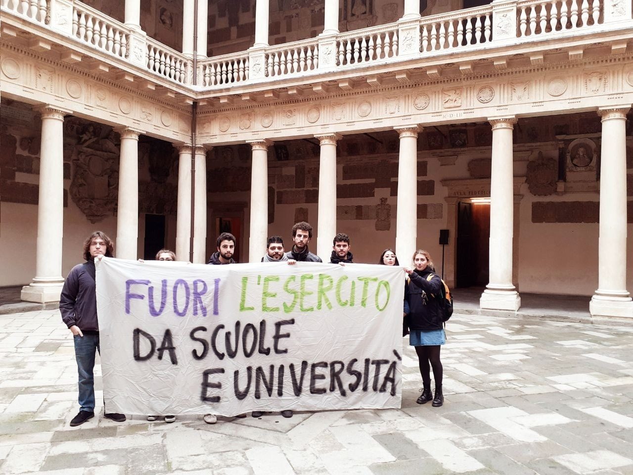 Foto: dalla pagina facebook de “La scuola va alla guerra” – Contestazione di studenti dell’Università di Padova (novembre 2019)
