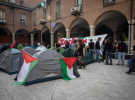 Il gruppo Giovani Palestinesi di Bologna stanzia le tende in Piazza Scaravilli per un presidio continuo fino al 15 maggio. Bologna/ 5 maggio 2024 ANSA/MAX CAVALLARI